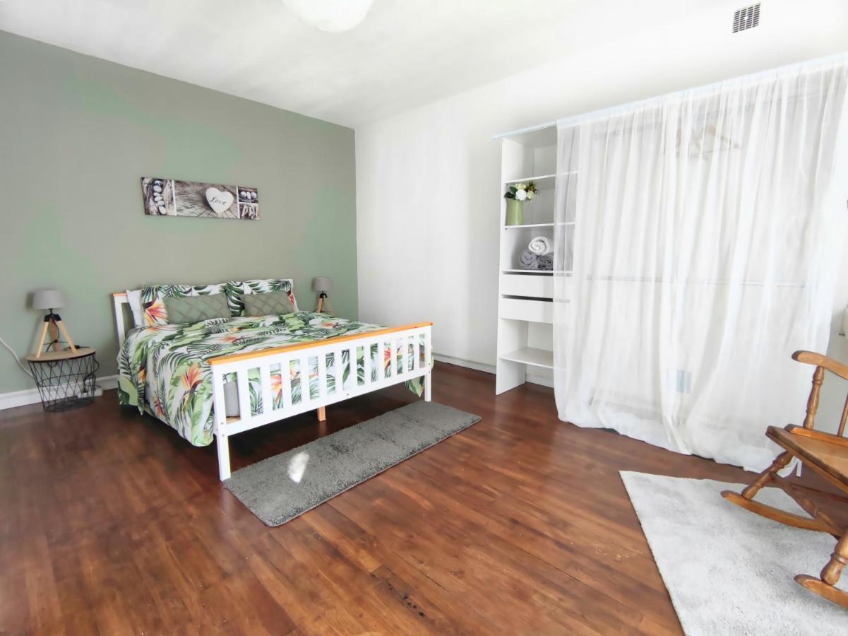 Number 22 - Le Dorat - Apartment One With Garden & Free Parking Экстерьер фото