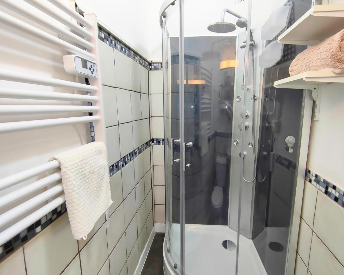 Number 22 - Le Dorat - Apartment One With Garden & Free Parking Экстерьер фото